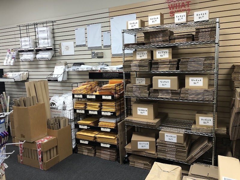 Diamond Mail & Shipping logo